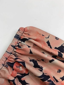Détail de la taille élastique froncée sur une robe à fleurs manches longues rose et bleu
