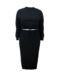 Détail d'un ensemble deux pièces noir avec crop top à cordon et jupe mi-longue droite