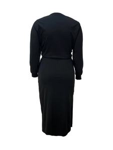 Vue arrière de l'ensemble tricoté noir à manches longues avec taille élastique et jupe fendue