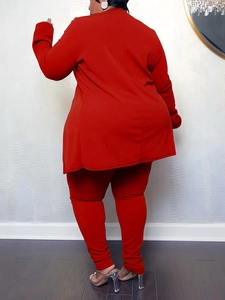 Vue arrière d'un ensemble rouge deux pièces grande taille avec haut à manches longues