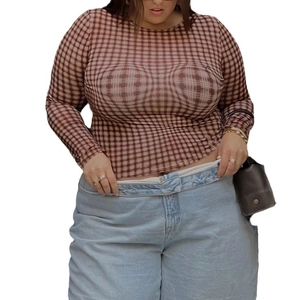 Top a maniche lunghe in rete a quadri marroni taglie forti con jeans larghi a vita alta