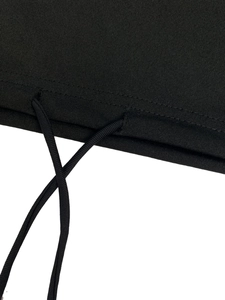 Détail de la taille à cordon et de la texture du tissu en maille sur cette jupe noire