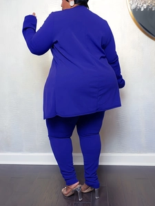 Vue arrière d'un ensemble deux pièces grande taille bleu roi avec manches longues et pantalon