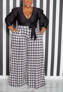 Détail du pantalon large à taille haute avec motif pied-de-poule noir et blanc classique