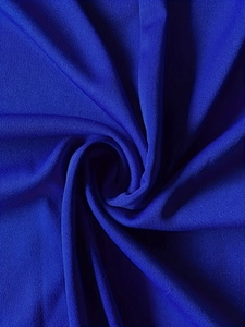 Vue détaillée du tissu en maille bleu roi montrant la texture douce et le drapé