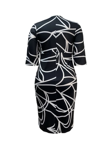 Détail du dos d'une robe mi-longue ajustée avec imprimé abstrait de lignes blanches