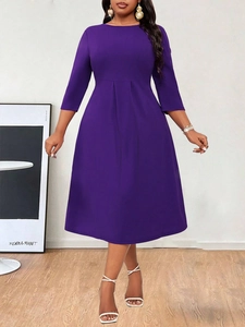 Gros plan détaillé d'une robe midi prune à col rond avec des détails plissés à la taille