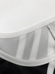 Détail de l'encolure ronde et des coutures de la robe à rayures noires et blanches