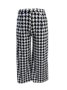 Gros plan du pantalon large à motif pied-de-poule montrant la texture du tissu