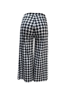 Détail du pantalon large à taille haute avec motif pied-de-poule classique noir et blanc