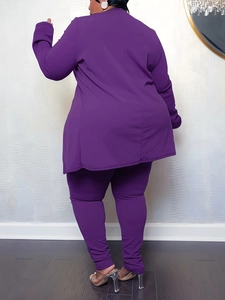 Vue arrière de l'ensemble grande taille violet foncé avec haut fendu à manches longues