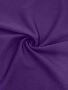 Texture détaillée du tricot violet foncé avec plis souples et drapé vertical