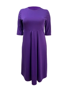 Détail d'une robe violet foncé à manches mi-longues avec plis à la taille et texture douce