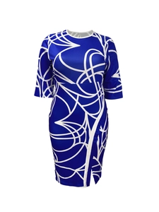 Détail de la robe bleu roi avec motifs abstraits et fente latérale élégante
