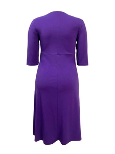Vue arrière d'une robe mi-longue violette avec manches mi-longues et taille haute