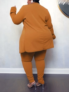 Vue arrière d'un ensemble en maille grande taille jaune moutarde avec gilet et pantalon