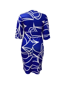 Vue arrière d'une robe moulante bleu roi avec imprimés floraux blancs et manches mi-longues