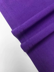 Gros plan sur l'ourlet de la robe en maille violette avec coutures doubles précises