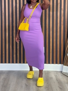 Details von lila ärmellosem Strickkleid kombiniert mit gelben Logo-Accessoires