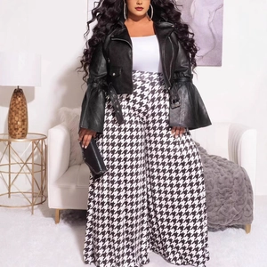 Tenue grande taille avec veste motard en cuir noir et pantalon large à motif pied-de-poule