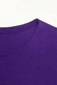 Détail du col rond d'une robe violette montrant les finitions soignées de la double couture