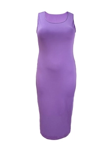 Detail eines lila ärmellosen Bodycon-Kleides mit Rundhalsausschnitt und glattem Stoff