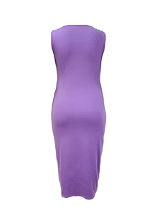 Detailansicht des violetten Midikleides mit sauberem Saum und glatter Strickstruktur
