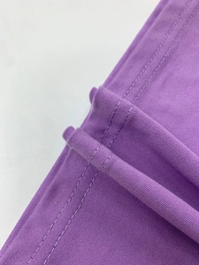 Detail der hochwertigen Doppelnaht auf dem lila gestrickten ärmellosen Kleid für Damen