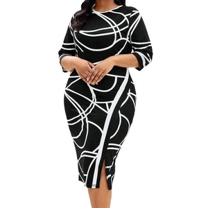 Robe mi-longue noire moulante élégante avec motifs géométriques blancs et fente latérale