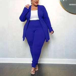 Ensemble deux pièces grande taille bleu foncé pour femme avec veste ouverte et pantalon
