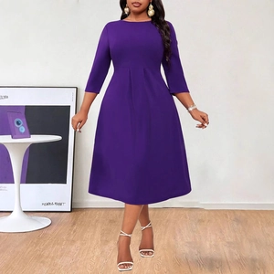 Robe violette élégante à col rond et taille haute pour une allure chic au quotidien