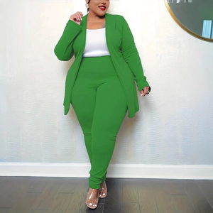 Ensemble deux pièces grande taille pour femme avec gilet vert et pantalon slim élégant