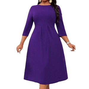 Robe mi-longue élégante violet foncé évasée avec manches 3/4 et taille cintrée