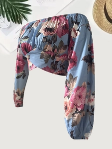 Dettaglio del top floreale azzurro con spalle scoperte, pieghe incrociate e maniche lunghe