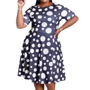 Elegante abito blu navy a pois linea A con maniche corte e design a vita sfiancata