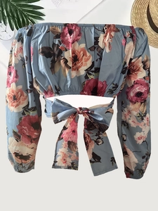 Vista dettagliata del grande fiocco sul retro di questo crop top floreale con spalle scoperte