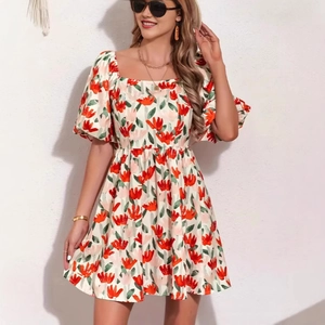 Détail de l'encolure carrée et manches bouffantes sur robe d'été à fleurs