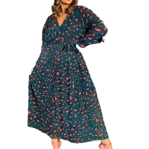 Elegante abito lungo verde acqua con stampa leopardata rosa, scollo a V e orlo plissettato