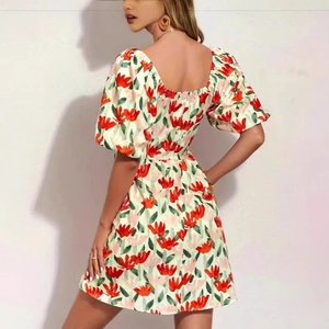 Vue arrière d'une robe fleurie avec manches bouffantes vintage et coupe ajustée à la taille