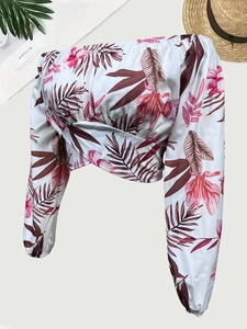 Dettaglio del crop top floreale con spalle scoperte, maniche a lanterna e scollatura