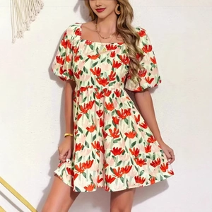 Détail de l'encolure carrée et des manches bouffantes sur la robe à fleurs tulipe