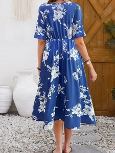 Elegante abito midi blu navy a fiori con maniche corte e silhouette a trapezio sciancrata