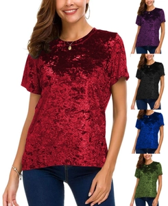 Gros plan sur la texture velours et couleurs pour tee-shirts femme col rond