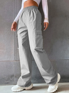 Pantalon cargo gris clair à taille haute élastique avec de grandes poches