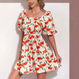 Détails du col carré et des manches bouffantes sur robe courte à imprimé floral