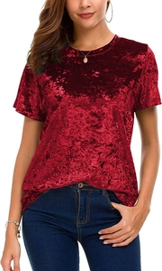 Détail du tissu t-shirt en velours bordeaux montrant une texture douce et brillante