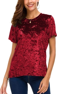 Gros plan détaillé montrant la texture en velours brillant et les coutures du T-shirt rouge