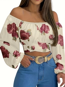 Top corto floreale con spalle scoperte, maniche a sbuffo e stampa di rose rosse