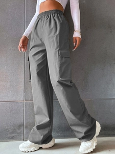 Pantalon cargo gris à taille haute pour femme avec ceinture élastique et poches latérales