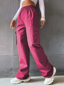 Pantalon cargo femme taille haute avec poches à rabat magenta avec taille élastique